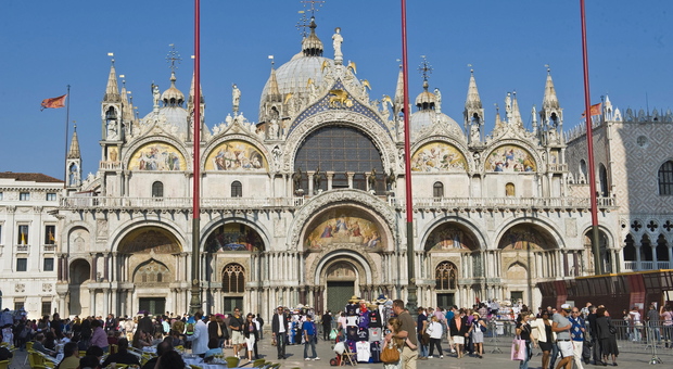San Marco, senza soldi dei turisti la Basilica cade a pezzi: mancano 12 milioni di euro