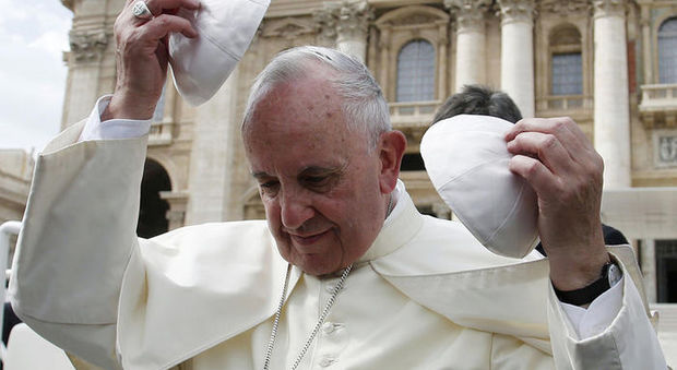 All'asta lo zucchetto usato di Papa Francesco, il miglior offerente se lo aggiudica per 400 euro