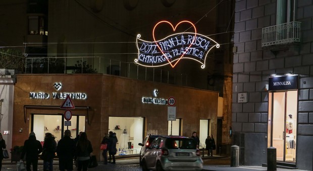 Luci di San Valentino a Napoli, scoppia la bufera su uno sponsor