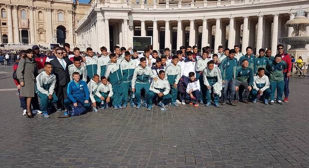 La delegazione della Scopigno Cup in PIazza San Pietro