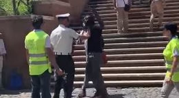 Vigili aggediti dagli abusivi davanti al Colosseo, paura tra i turisti: due arresti, 20 fermati