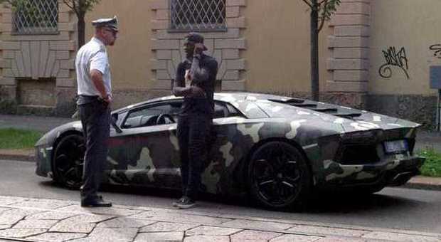 Sulley Muntari con la Lamborghini mimetica fermato dalla Guardia di Finanza