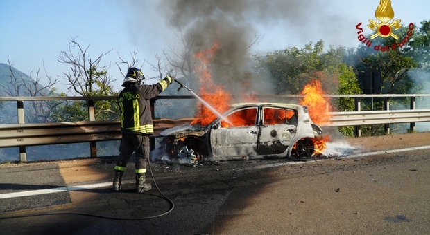 Auto in fiamme sull'A16, s'incendia anche la scarpata: caos e chilometri di coda