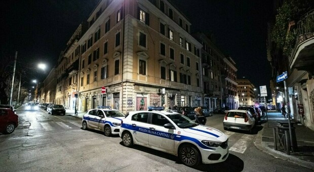 Roma, aggredisce a colpi di forbici tre persone a San Lorenzo: grave un ragazzo, arrestato 36enne