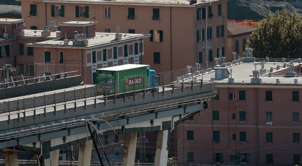 Ponte crollato Genova, Conte: «Revocheremo concessione a Autostrade». La replica: «Verifiche trimestrali, pronti a ricostruire in 5 mesi»