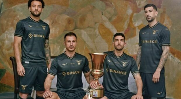 Lazio, svelata la maglia del decennale della vittoria della Coppa Italia contro la Roma