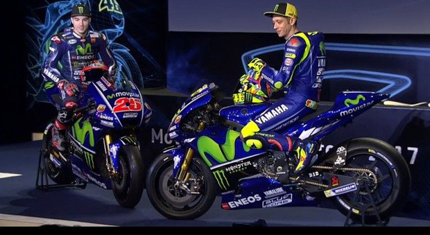 Valenti Rossi ed il compagno di squadra Maverik Vinales presentano la nuova Yamaha M1