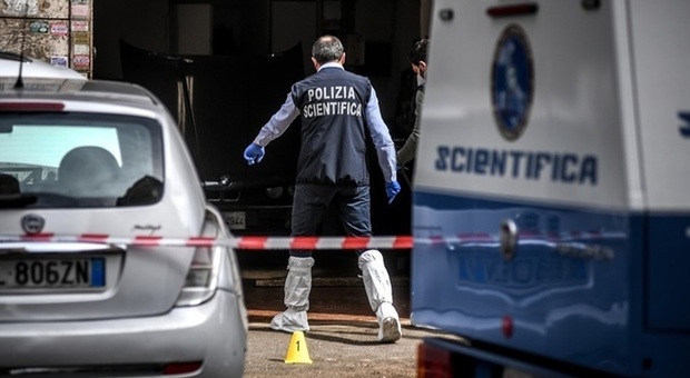 Omicidio a Napoli, ucciso a 15 anni a colpi di pistola. Ferite altre due persone nella sparatoria