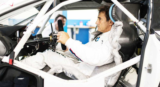 Alex Zanardi prova il set up dei comandi al volante della sua Bmw M6