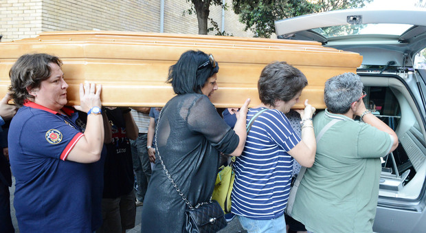 I funerali di Ilaria, le amiche e la straziante lettera «Lui non sa dei tuoi abbracci»