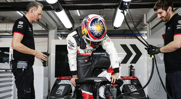 André Lotterer mentre entra nella Porsche di Formula E