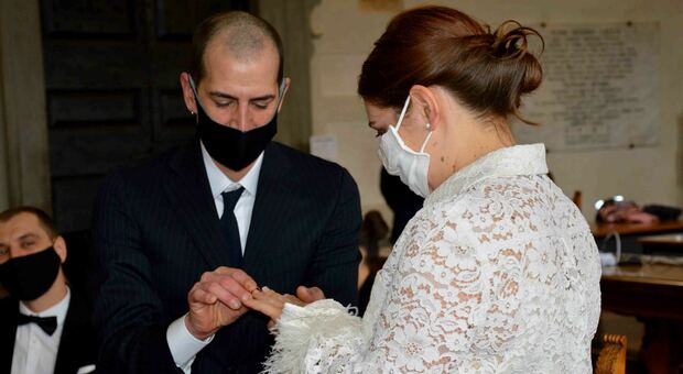 Luisa Costantini e Michele Mandrelli si scambiano gli anelli