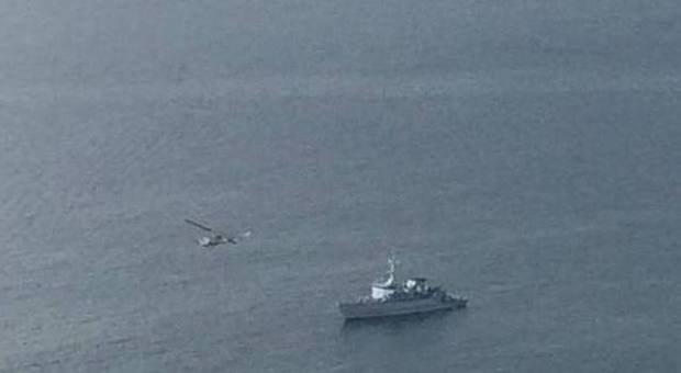 Nave ed elicottero militari nel golfo di Pozzuoli