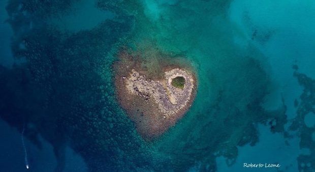 Nel Salento c'è un'isola a forma di cuore: ecco le magiche immagini dall'alto