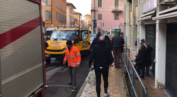 Tubatura si rompe in via Matteotti cantine allagate e strada bloccata
