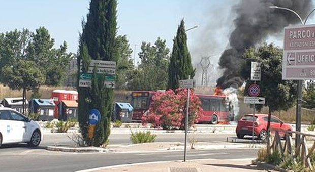 Il bus in fiamme alla Bufalotta