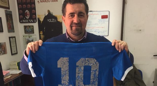 Follia Maradona, ruba la maglia dei Mondiali: noto professionista denunciato a Napoli