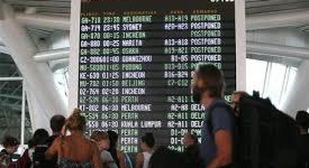 Modella australiana bloccata in aeroporto per una piccola macchia d'acqua sul passaporto