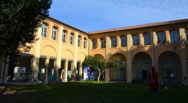 Congedo mestruale al liceo, a Ravenna la prima scuola italiana ad istituirlo: 2 giorni al mese di assenza giustificata per le studentesse