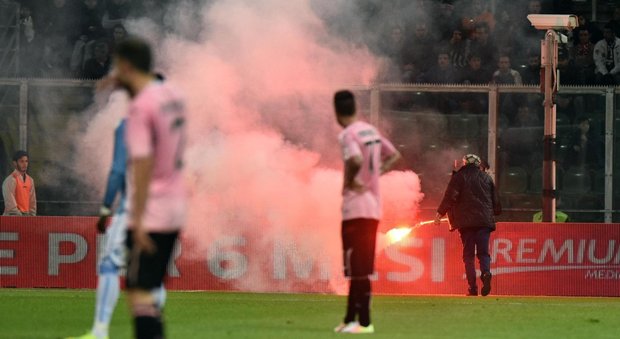 Fumogeni in campo durante Palermo-Lazio