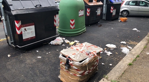 Roma, vasca di amianto abbandonata in strada: intervengono i volontari