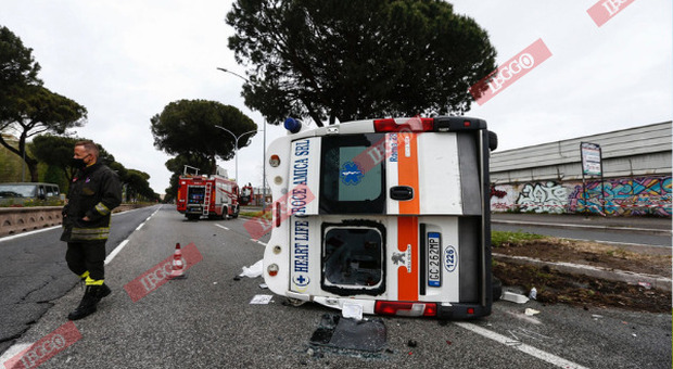 Roma, incidente su via Cristoforo Colombo: ambulanza si ribalta, a bordo un bambino. Quattro feriti, traffico in tilt