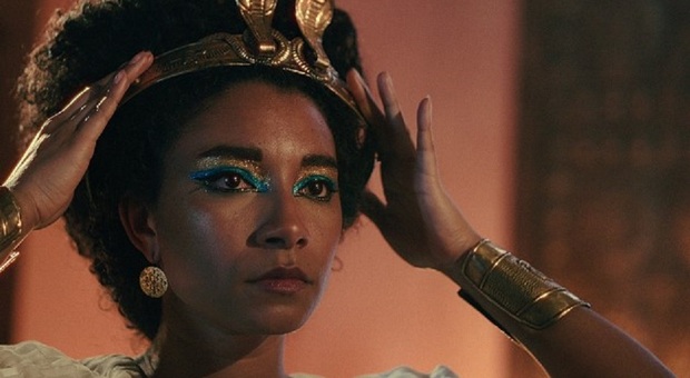 «Cleopatra ha la pelle bianca e non nera», l'ira degli egiziani che fanno causa a Netflix per l'ultima serie tv sulla regina