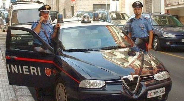 Tenta di ingoiare la cocaina per nasconderla ai carabinieri: salvato un 16enne