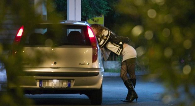Roma, calci al volto alla prostituta per rapinarla di 80 euro: arrestato