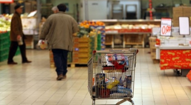 Licenziato per aver rubato dal supermercato «6 uova e una scamorza, totale 7,05 euro»: il caso a Torino