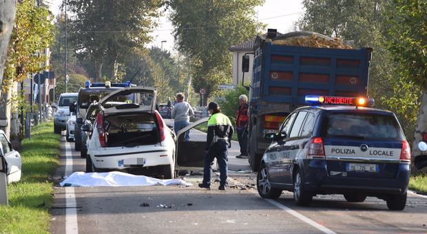 Frontale choc alle 7 tra camion e auto, muore un ragazzo di 22 anni