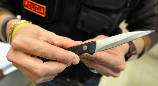 Lite alla riunione di condominio sfodera il coltello: 41enne arrestato