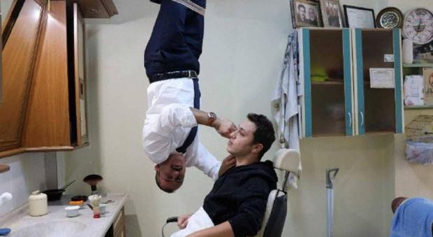 In Turchia tutti pazzi per il "barbiere pipistrello": taglia la barba appeso al soffitto
