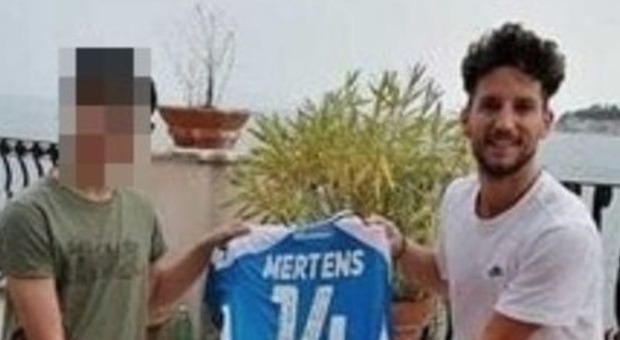 Umberto riceve da Mertens la maglia numero 14 del Napoli