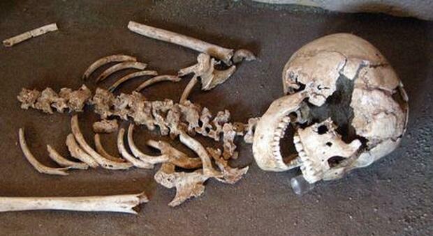 Ritrovati 80 scheletri con le mani legate, la macabra scoperta durante gli scavi per una casa di riposo