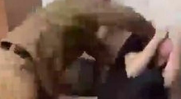 Kadyrov, il figlio ripreso in un video mentre pesta un prigioniero ucraino. E il comandante ceceno: «Sono orgoglioso di lui»