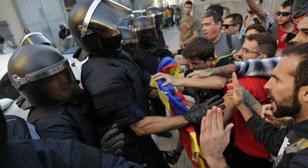 Catalogna, i Mossos contestano l'ordine di chiudere i seggi