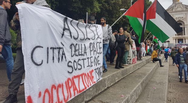 Giro d'Italia, protesta palestinese contro Israele alla partenza di Assisi