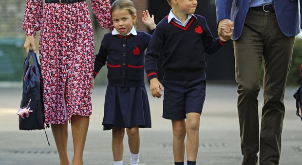 immagine Kate, William e George con la piccola Charlotte per il suo primo giorno di scuola