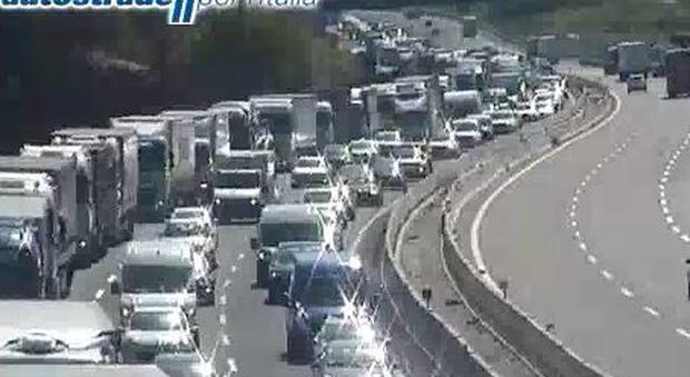 Pesaro, auto contro un camion sull'A14: muore 37enne, lunghe code verso nord
