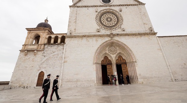 L'ingresso della basilica superiore di San Francesco ad Assisi