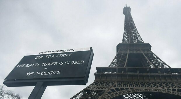 Tour Eiffel è in sciopero, porte chiuse e luci spente: struttura vecchia e manutenzione in ritardo