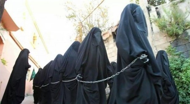 Isis e il mercato delle donne: «3mila ragazze vendute ai jihadisti, a 18 dollari l'una»