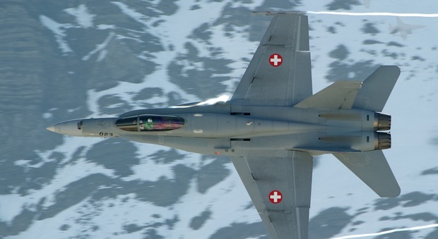 Alpi, scomparso caccia bombardiere svizzero al confine con l'Italia