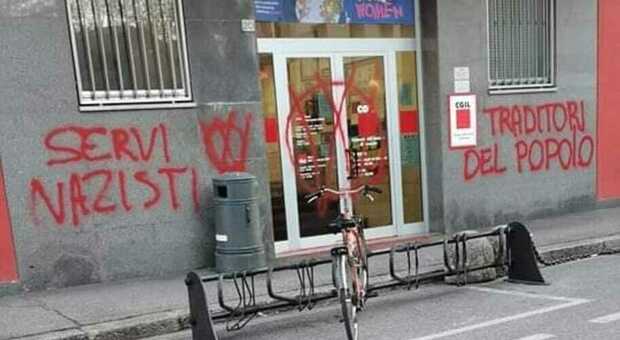 Cgil, la scritta no-vax sulla sede di Brescia: «Servi nazisti, traditori del popolo»