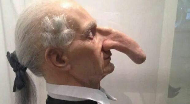 L'uomo col naso più lungo del mondo (19 centimetri): la foto alla statua di cera scatena gli sfottò sul web