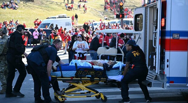 Sparatoria durante la parata per la vittoria del Super Bowl a Kansas City, un morto e 22 feriti: due persone armate arrestate