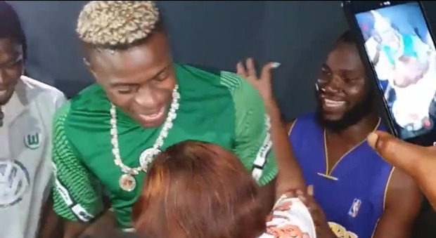 Osimhen positivo al coronavirus, festa di compleanno in Nigeria senza mascherina: spuntano i filmati VIDEO