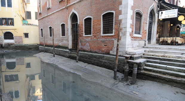 Rii in secca a Venezia, si torna a scavare in venti canali della città
