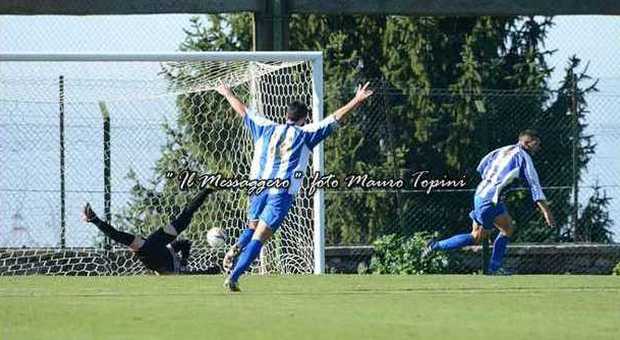 Mirko Forcina segna il gol dell'1-0 nella gara vinta contro il Nettuno